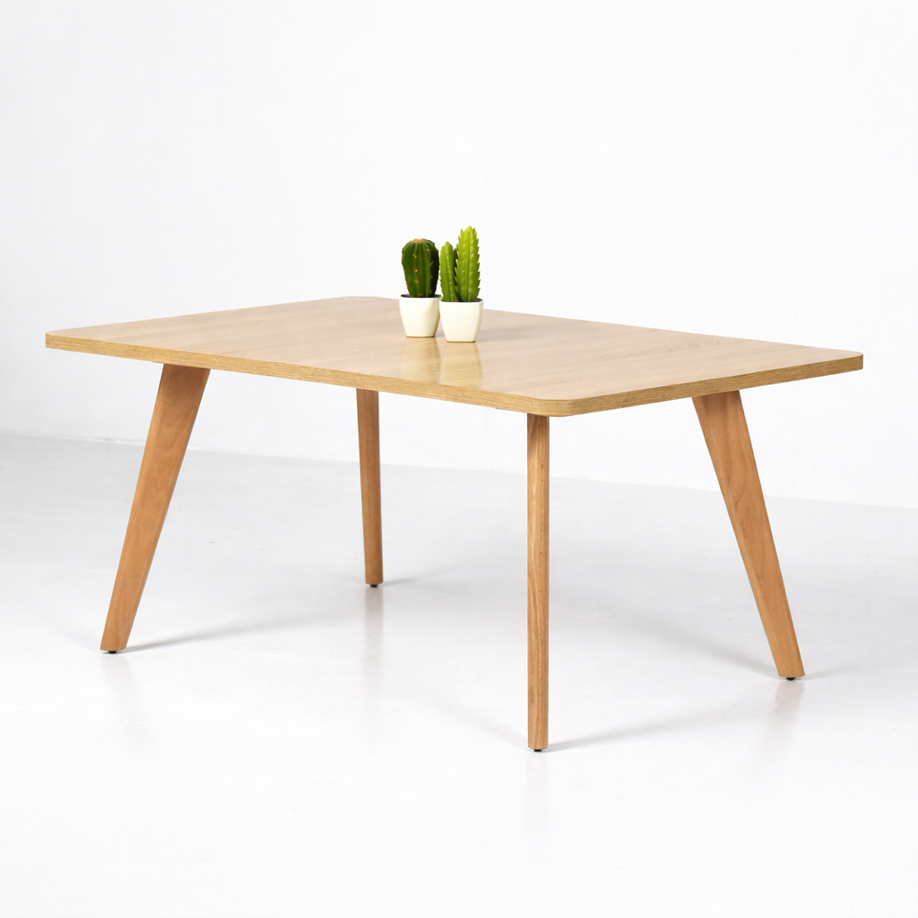 Table basse en bois clair design scandinave avec pieds en bois naturel Table basse rectangulaire en bois clair avec pieds en bois naturel, sur fond blanc épuré, style scandinave.
