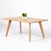 Table basse rectangulaire en bois clair avec pieds en bois naturel, sur fond blanc épuré, style scandinave.