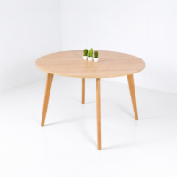 Table ronde en bois naturel avec pieds inclinés, design scandinave moderne, idéale pour salle à manger ou espace professionnel.