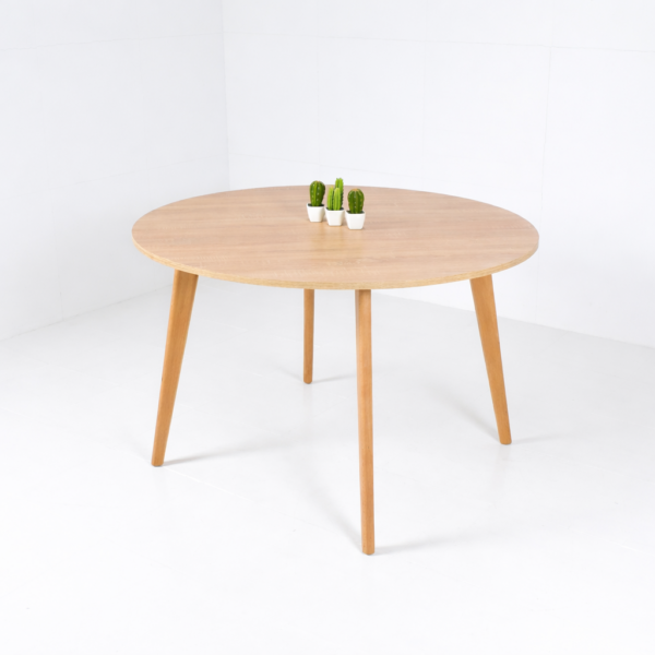 Table ronde en bois naturel avec pieds inclinés, design scandinave moderne, idéale pour salle à manger ou espace professionnel.