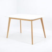 Cette table scandinave au plateau blanc et aux pieds en bois naturel est mise en valeur dans un décor intérieur simple et lumineux, sans chaises, afin de souligner ses lignes épurées et son élégance naturelle. Son design minimaliste s’intègre parfaitement dans une salle à manger contemporaine, un bureau ou un espace de vie moderne, apportant clarté, harmonie et raffinement.