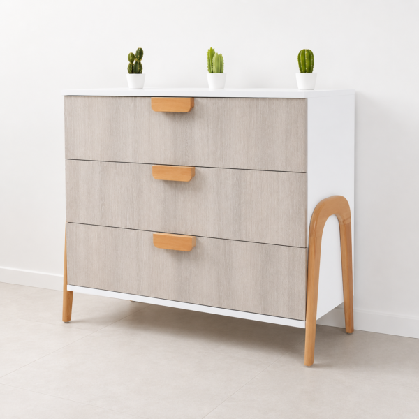 Commode scandinave moderne à 3 tiroirs avec finition gris clair et blanc, pieds en bois naturel et design minimaliste.