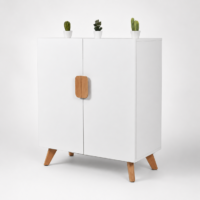 Meuble de rangement blanc style scandinave à deux portes avec poignées et pieds en bois naturel, idéal pour salon, entrée ou chambre.