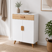 Meuble de rangement scandinave blanc avec tiroir effet chêne et poignées en bois naturel, intégré dans une entrée moderne et lumineuse.