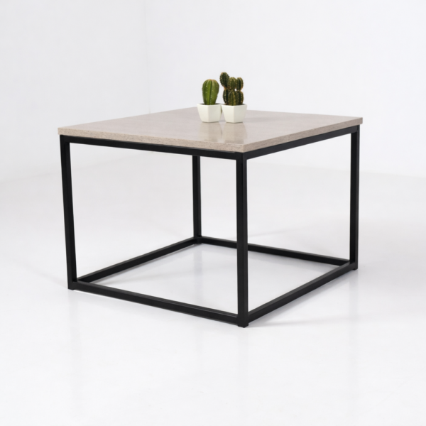 Table basse carrée moderne avec plateau effet pierre beige et structure en métal noir, présentée sur fond blanc épuré.