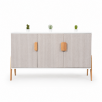 Buffet scandinave moderne blanc avec portes effet bois clair, pieds en bois naturel et design minimaliste sur fond blanc.