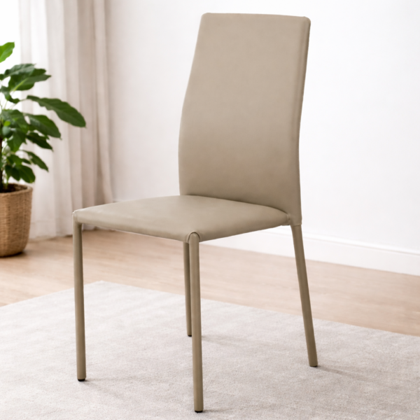 Chaise moderne beige rembourrée avec dossier haut dans un décor intérieur simple et épuré