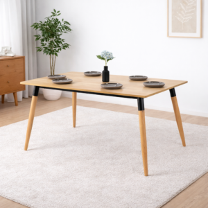 Table à manger scandinave moderne avec plateau en bois clair et pieds en bois naturel et métal noir, intégrée dans un décor intérieur simple et lumineux.