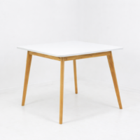 Table carrée blanche avec pieds en bois naturel, design scandinave épuré, fond blanc, idéale pour intérieur moderne.