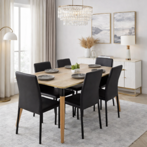Table à manger rectangulaire en bois clair avec six chaises noires intégrée dans une salle à manger moderne et élégante