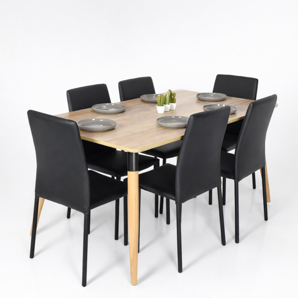 Table de salle à manger rectangulaire en bois clair avec six chaises noires, présentée sur fond blanc épuré