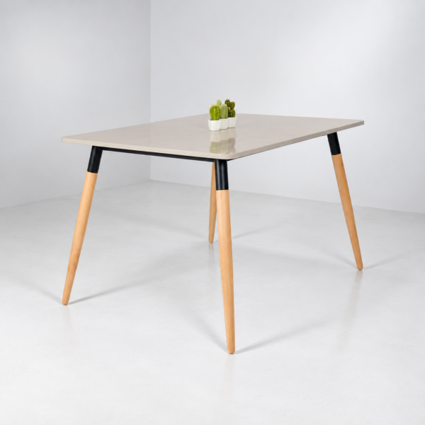 Table à manger moderne greige avec pieds en bois naturel et détails noirs