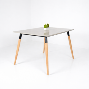 Table à manger rectangulaire moderne avec plateau MDF stratifié couleur claire et pieds en bois naturel, design scandinave, fond blanc.