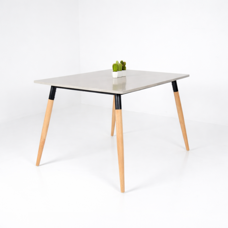 Table à manger rectangulaire moderne avec plateau MDF stratifié couleur claire et pieds en bois naturel, design scandinave, fond blanc.
