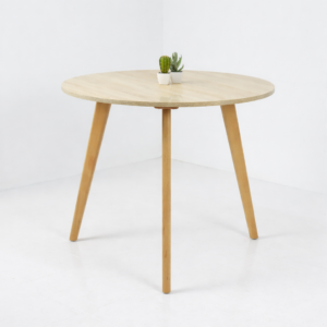 Table ronde en bois naturel avec pieds inclinés, style scandinave, photographiée sur fond blanc propre et lumineux