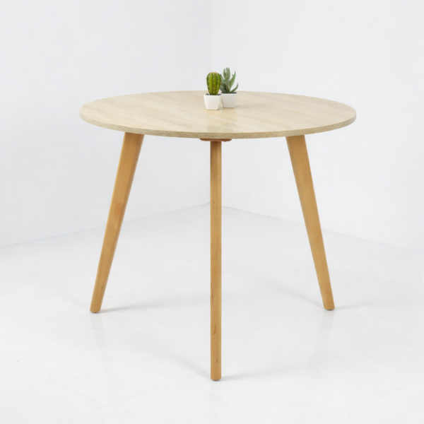 Table ronde en bois naturel avec pieds inclinés, style scandinave, photographiée sur fond blanc propre et lumineux