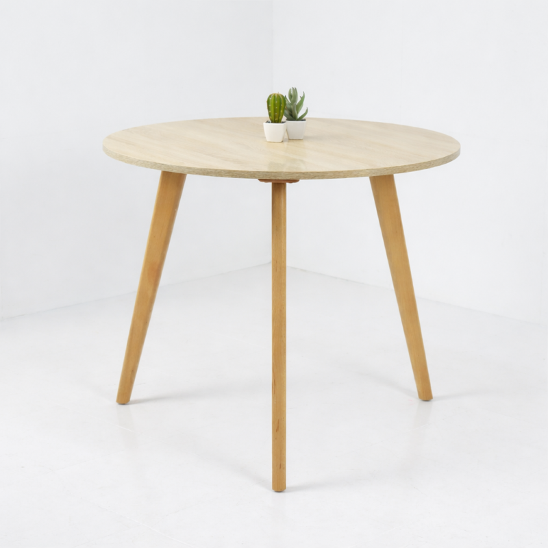 Table ronde en bois naturel avec pieds inclinés, style scandinave, photographiée sur fond blanc propre et lumineux