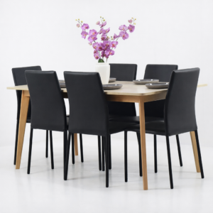 Table de salle à manger en bois clair avec six chaises noires modernes et vase décoratif