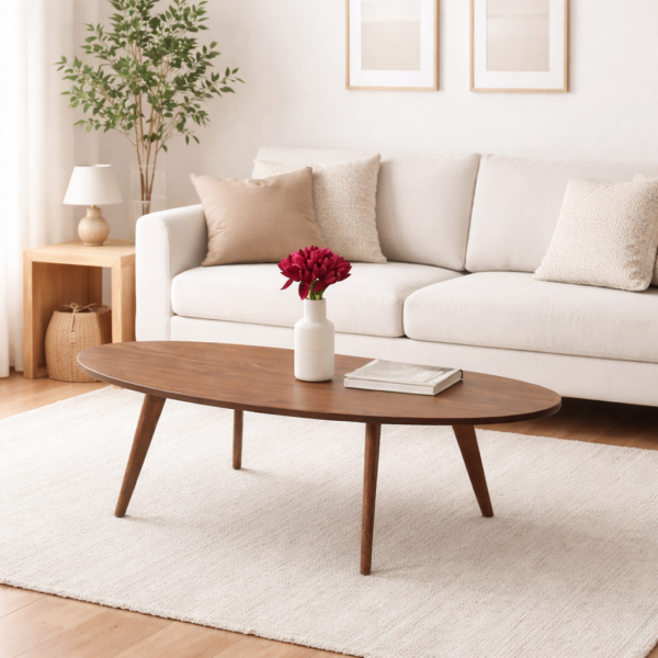 Table basse ovale en bois foncé intégrée dans un salon minimaliste avec canapé beige, tapis clair et décoration sobre