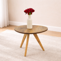 Table basse ovale en bois naturel avec pieds inclinés, décorée d’un vase blanc et de fleurs, intégrée dans un salon aux murs clairs et au style moderne.