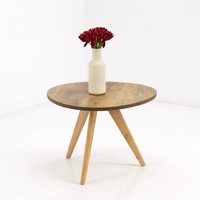 Table basse ovale en bois naturel avec pieds inclinés, présentée sur fond blanc dans un style scandinave minimaliste.