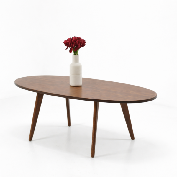 Table basse ovale en bois foncé avec pieds inclinés et vase décoratif, style moderne et minimaliste