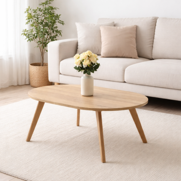 Table basse en bois clair au design minimaliste intégrée dans un salon moderne et épuré avec tapis clair et canapé beige.