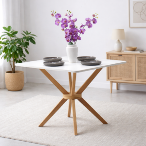 Table à manger moderne avec plateau blanc et base en bois naturel, décorée avec vase floral – Tunisie