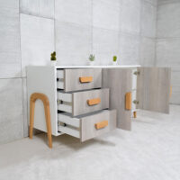 Buffet scandinave blanc avec portes effet bois clair, tiroirs de rangement et pieds en bois naturel sur fond blanc minimaliste.