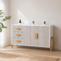 Buffet scandinave blanc et bois clair intégré dans un décor minimaliste lumineux avec tapis beige et ambiance naturelle.