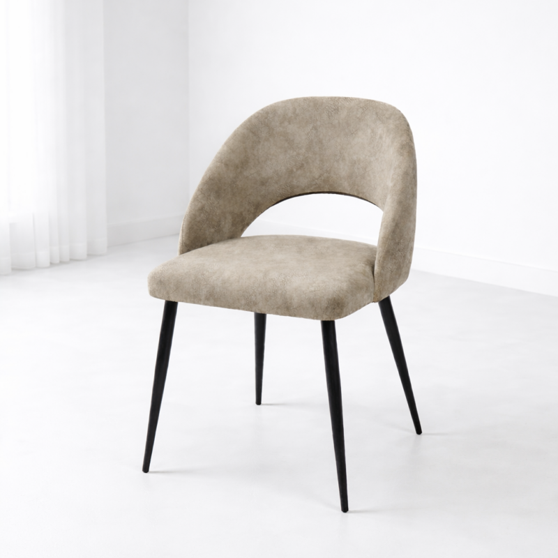 Chaise moderne en tissu beige avec dossier arrondi et pieds en métal noir dans un décor simple et épuré