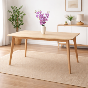 Table à manger rectangulaire en bois massif naturel intégrée dans un décor moderne sans chaises avec vase décoratif