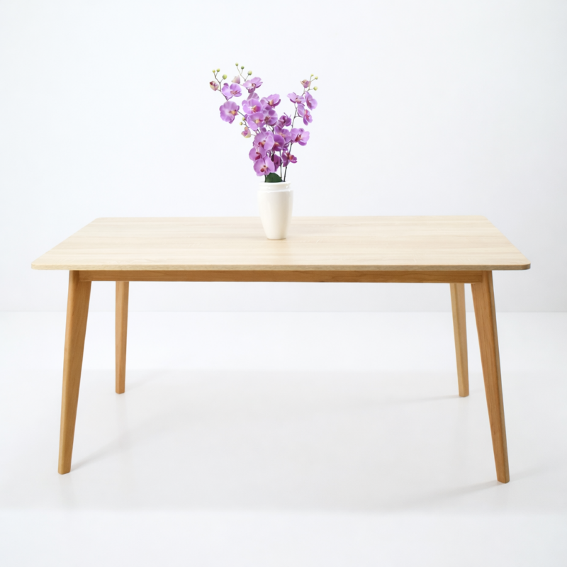 Table à manger rectangulaire en bois massif naturel avec pieds inclinés et vase décoratif sur fond blanc