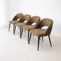 Lot de quatre chaises modernes marron en tissu suédé avec pieds noirs, présentées dans un décor minimaliste épuré