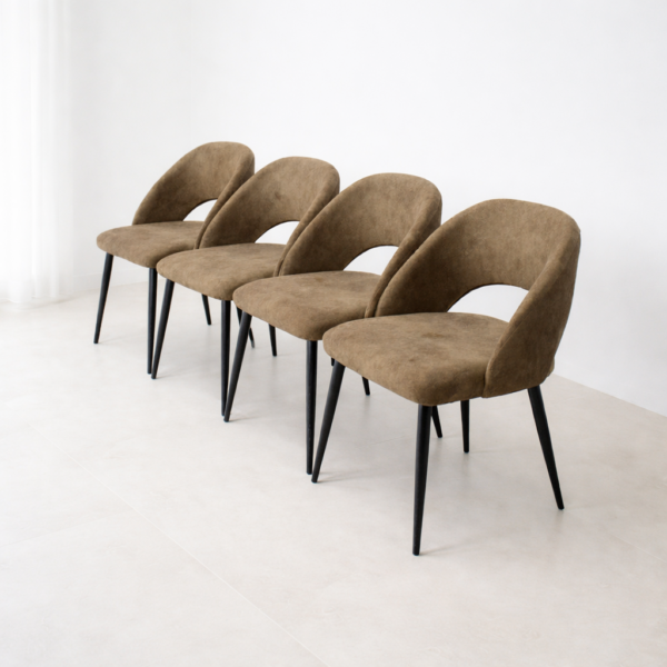 Lot de quatre chaises modernes marron en tissu suédé avec pieds noirs, présentées dans un décor minimaliste épuré