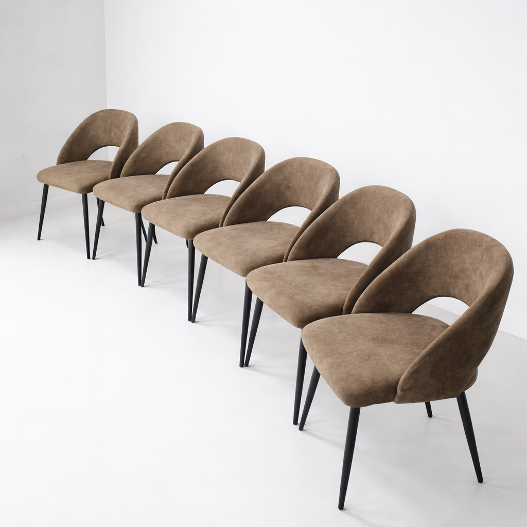 Alignement de chaises modernes en tissu taupe avec pieds en métal noir dans un décor minimaliste