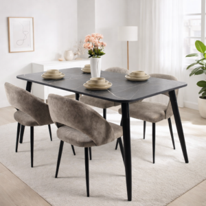 Salle à manger moderne composée d’une table rectangulaire effet marbre noir et de quatre chaises rembourrées en tissu beige, au design élégant et contemporain.