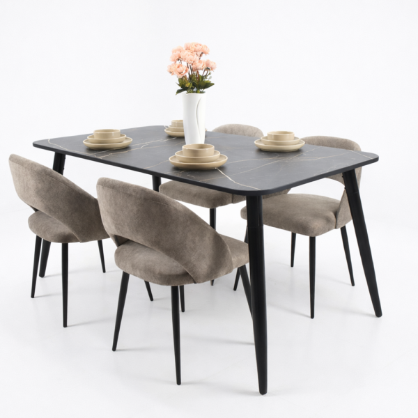 Salle à manger moderne composée d’une table rectangulaire effet marbre noir et de quatre chaises rembourrées en tissu beige, au design élégant et contemporain.