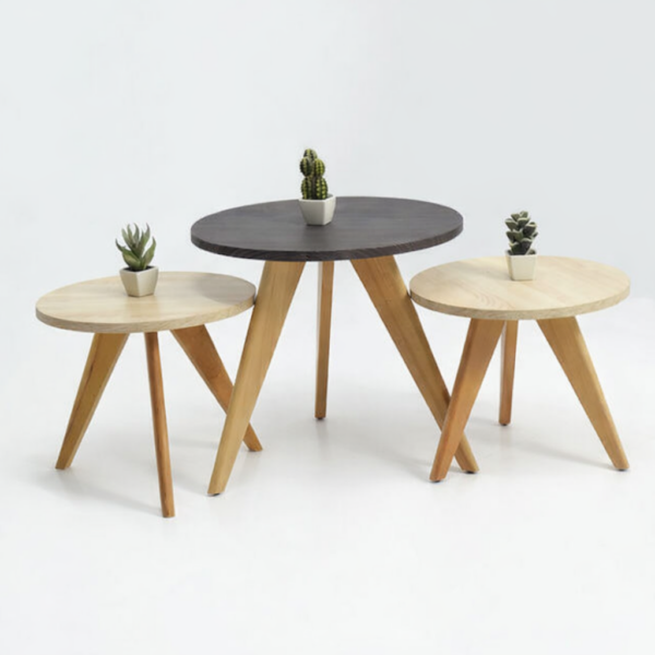 Ensemble de trois tables basses gigognes rondes en bois naturel avec pieds inclinés, style scandinave minimaliste, sur fond blanc