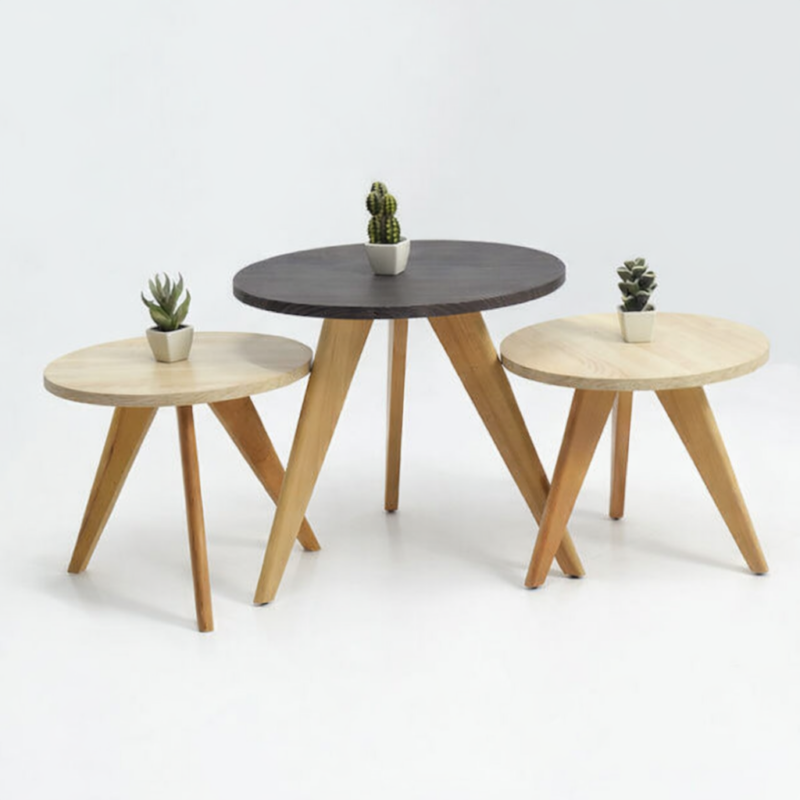 Ensemble de trois tables basses gigognes rondes en bois naturel avec pieds inclinés, style scandinave minimaliste, sur fond blanc