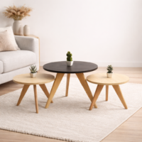 Ensemble de trois tables basses gigognes rondes en bois naturel avec pieds inclinés, design scandinave, présenté dans un décor minimal e-commerce