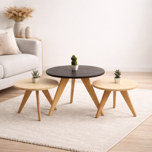 Ensemble de trois tables basses gigognes rondes en bois naturel avec pieds inclinés, design scandinave, présenté dans un décor minimal e-commerce