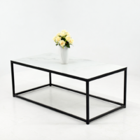 Table basse rectangulaire moderne avec plateau en marbre blanc et structure métallique noire, design minimaliste pour salon contemporain