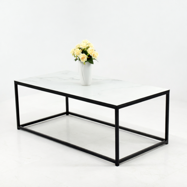 Table basse rectangulaire moderne avec plateau en marbre blanc et structure métallique noire, design minimaliste pour salon contemporain