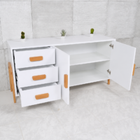 Buffet scandinave blanc avec poignées en bois clair intégré dans un décor minimaliste moderne aux tons gris clair.