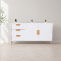 Buffet scandinave blanc avec poignées en bois clair intégré dans un décor minimaliste moderne aux tons gris clair.
