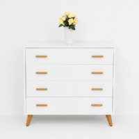 Commode blanche scandinave à 4 tiroirs avec poignées et pieds en bois naturel sur fond blanc épuré.