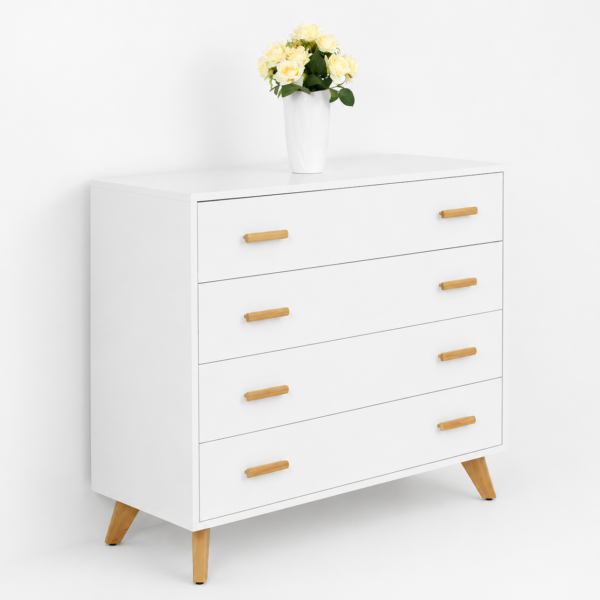 Commode blanche scandinave à 4 tiroirs avec poignées et pieds en bois naturel sur fond blanc épuré.