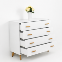 Commode blanche scandinave à 4 tiroirs avec poignées et pieds en bois naturel sur fond blanc épuré.