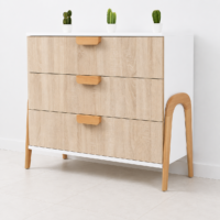 Commode scandinave moderne à 3 tiroirs en bois clair et blanc avec pieds design en bois naturel.